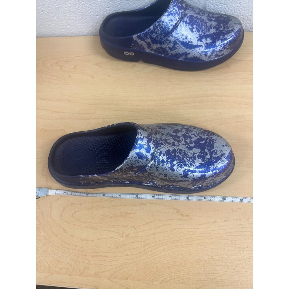 Oofos Oocloog Shoes Womens 9 Blue Silver Snakeskin Recovery Comfort Clogs